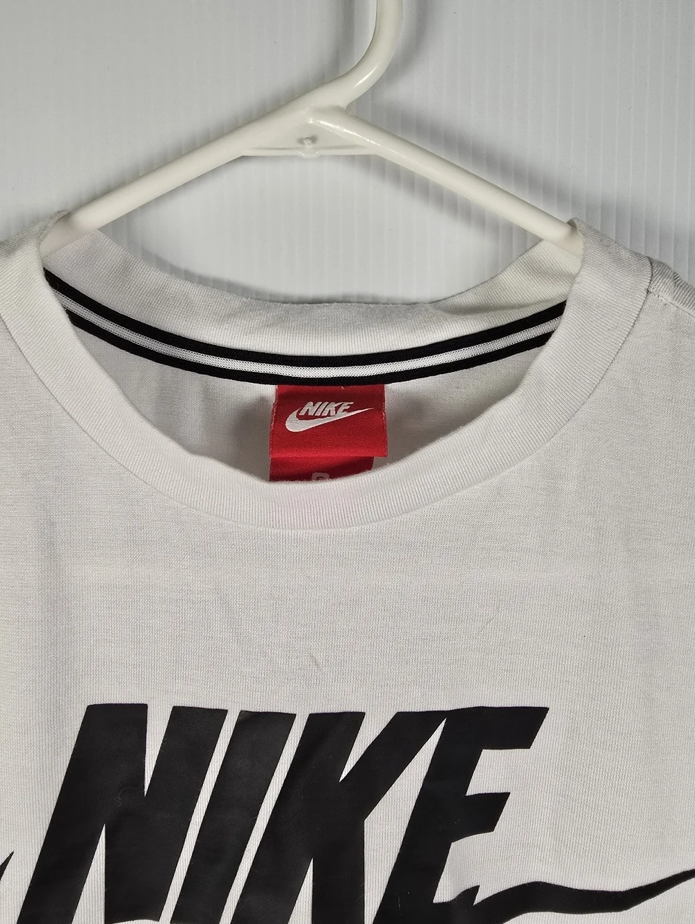 NWOT Nike Women's White Sportswear Essential Cropped Logo Tee Size Small